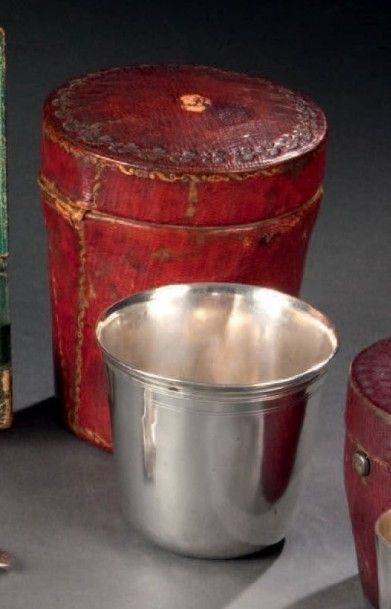 null Gobelet dit curon en argent dans un écrin en maroquin (rapporté). Paris 1786...