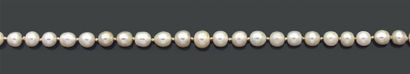 null Collier composé de 58 perles fines baroques en chute. Fermoir en or jaune. Poids...