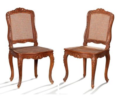 null Paire de chaises à dossier plat en hêtre mouluré et richement sculpté de cartouches...