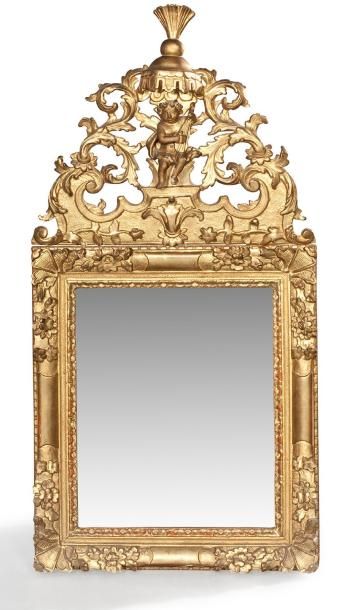 null Miroir (au mercure) dans un cadre en bois sculpté et doré à écoinçons à palmettes...