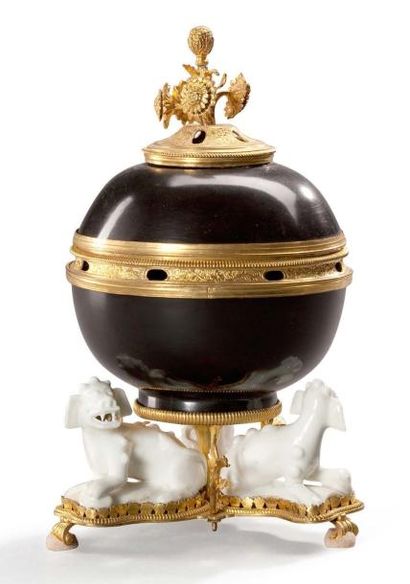 null Pot-pourri composé d'un bol et son couvercle en laque noire montés en bronze...