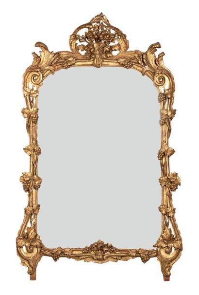 null Important miroir (au mercure) en bois sculpté et doré à décor à l'amortissement...
