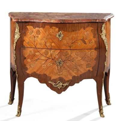 null Commode marquetée de branchages fleuris et feuillagés animés d'oiseaux sur fond...