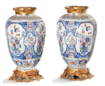 null Paire de potiches en faïence de Delft à décor polychrome d'oiseaux dans des...