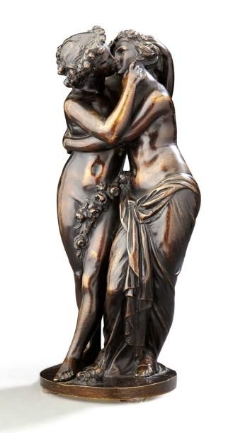 null Groupe en bronze ciselé et patiné représentant un couple enlacé s'embrassant...