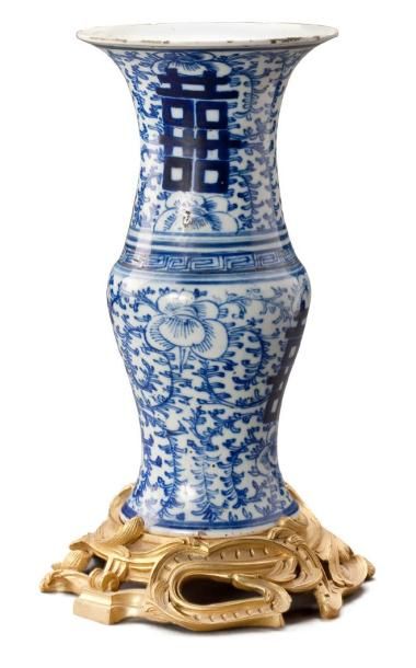 null Vase en porcelaine à décor blanc bleu, de fleurs, branchages feuillagés et caractère...