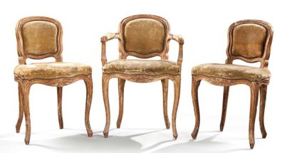 null Un meuble identique, conservé au Musée des Arts décoratifs à Paris, est illustré...