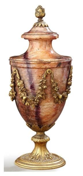 null Petit vase couvert en spath-fluor et bronze ciselé et doré; la prise en forme...