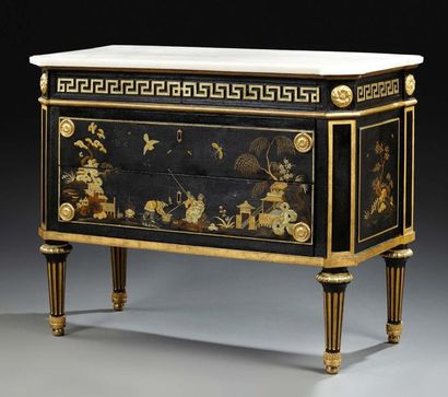 null Exceptionnelle commode à décor «au vernis» de chinoiseries or et argent à l'imitation...