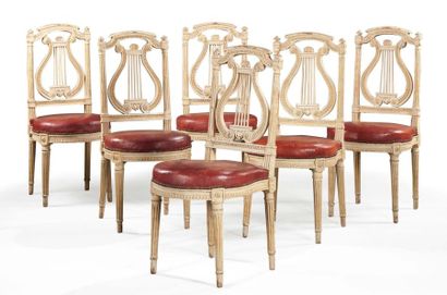 null Suite de six chaises en hêtre mouluré, sculpté et relaqué crème à décor de raies...