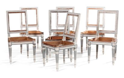 null Suite de sept chaises en bois laqué blanc, rechampi bleu gris. Pieds à cannelures...