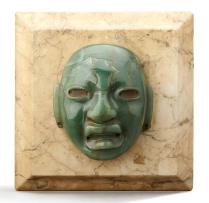 null Masque en jade représentant un personnage aztèque H: 12,3 - L: 10,4 cm. Sur...