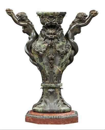 null Piétement de console sous la forme d'un vase en marbre vert et bronze ciselé...