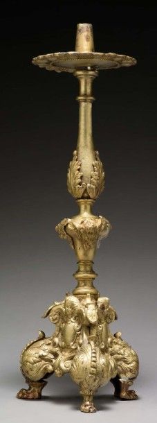 null PIQUE CIERGE Bronze Espagne, XVIIème siècle H: 49,5 cm - D: 16 cm Pique arrasé,...