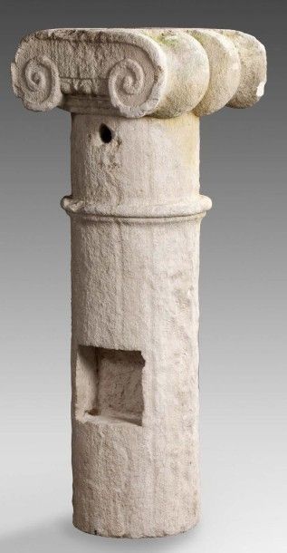 null Haut de colonne bagué, intégrant un chapiteau ionien en pierre calcaire. XVIème...