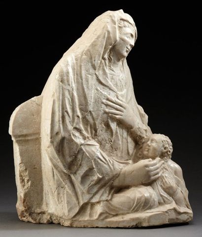 null Vierge A L'ENFANT en pierre calcaire sculptée adossée à un élément achitecturé....
