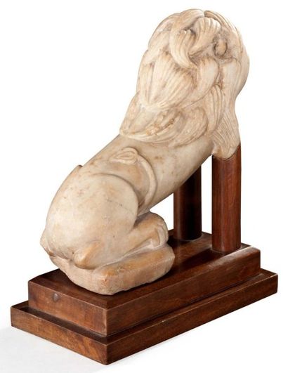 null Rare bouche de fontaine en forme de lion assis Sculptée en ronde bosse, marbre...