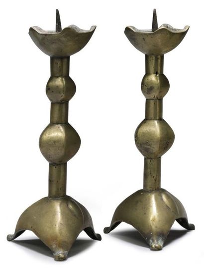 null PAIRE DE PIQUE CIERGES
Bronze
Style du XIVème siècle, Italie
H. : 34,3 cm
l....