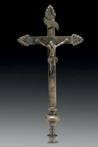 null CROIX DE PROSSESION
en bronze, le Christ est représenté vivant, le périzonium...