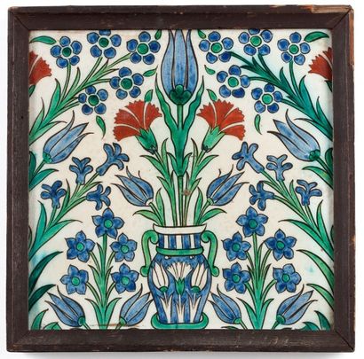 Iznik Carreau en céramique siliceuse à décor peint au bouquet de tulipes et oeillets...