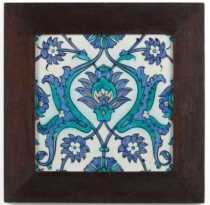 Iznik Carreau en céramique siliceuse à décor peint de mandorles et fleurs XVIIème...