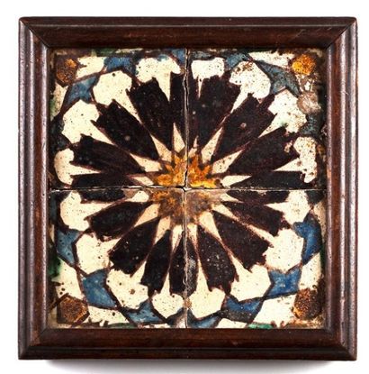 Espagne Séville ou monde arabe Plaque formée de quatre carreaux à décor de fleurs...