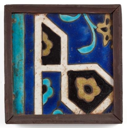 IRAN Carreau en céramique siliceuse à décor peint géométrique et floral XVIIème siècle...
