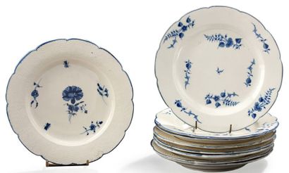 CHANTILLY Neuf assiettes en porcelaine à décor en camaieu bleu dit à la brindille....