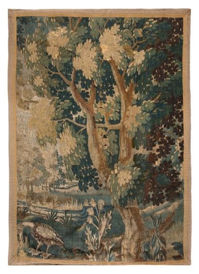 AUBUSSON XVIIIème siècle Fragment de tapisserie à décor d'un volatile sur fond de...