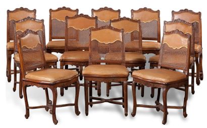 null Suite de six chaises à dossier plat En hêtre naturel mouluré et sculpté à décor...