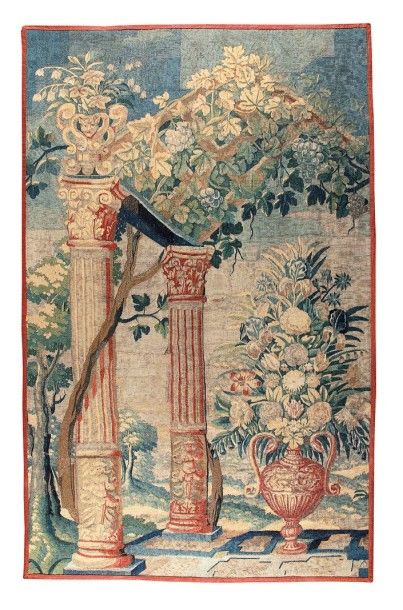 null Fragment de tapisserie à décor de deux colonnes supportant une tonnelle ornée...