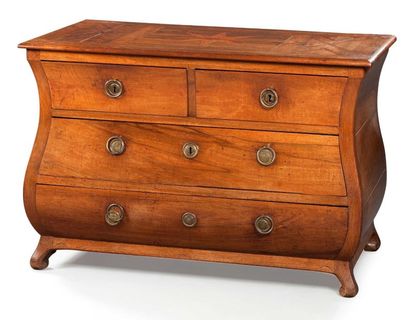 null Commode En noyer, le plateau à décor d'intarsia d'une étoile en prunier et buis;...