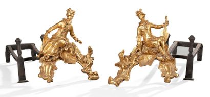 null Paire de chenets en bronze ciselé et doré à décor de personnages de la Commedia...