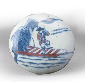 CHINE Petite boite en porcelaine à décor d'un homme sur une barque. Marque Kangxi...