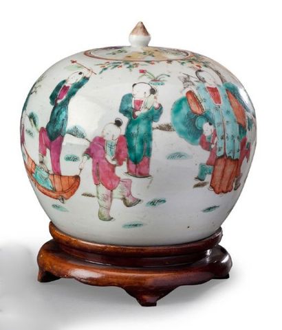 CHINE Pot couvert en porcelaine représentant des enfants jouant. XIXème siècle H:...