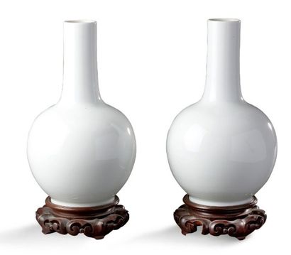 CHINE Paire de vases en porcelaine monochrome blanche. XIXème siècle H: 29 cm (*...