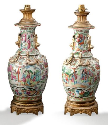 null Paire de lampes formées de vases en céramique dans le goût de la Chine à décor...