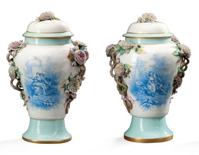 null Paire de vases couverts en porcelaine dans le goût de Meissen, à décor de scènes...