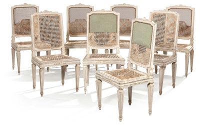 null Suite de huit chaises à dossier plat en hêtre mouluré, sculpté et relaqué blanc;...