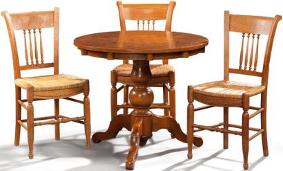 null Suite de trois chaises en bois naturel à dossier ajouré à colonnettes; pieds...