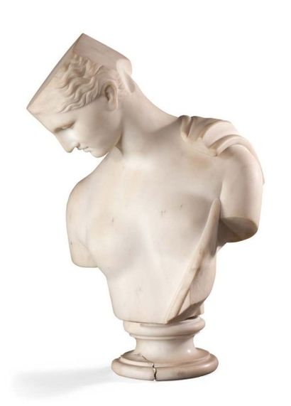 null Buste en marbre représentant une jeune femme la poitrine dénudée; un drapé sur...