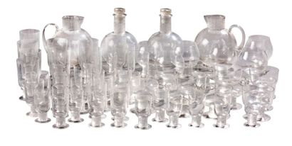 LALIQUE Service de verres, modèle "Chinon" comprenant: 2 carafes, 2 brocs, 12 verres...