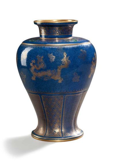 null Vase en Wedgwood dans le style chinois décoré sur un fond bleu poudré en or...