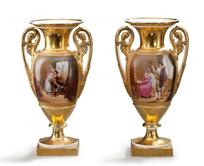 PARIS Paire de vases ovoïdes, en porcelaine à fond doré à décor en opposition, de...