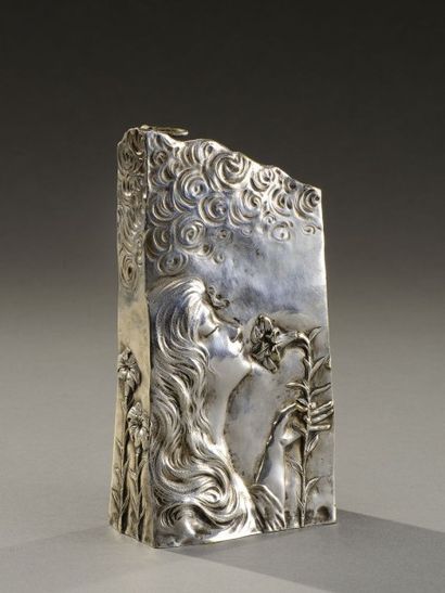 Léon Noel DELAGRANGE (1872-1910) Vase soliflore en bronze à patine argentée présentant...