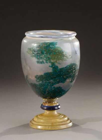 Émile GALLÉ (1846-1904) Rare vase calice à corps ovoïde et col resserré en verre...