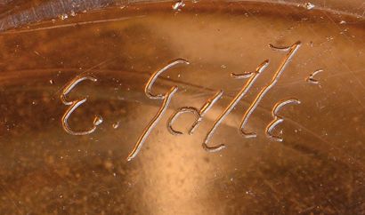 Émile GALLÉ (1846-1904) Vase de forme balustre en verre teinté ambre à décor polychrome...
