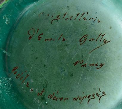 Émile GALLÉ (1846-1904) Vase à corps ovoïde et col ajouré découpé et étiré à chaud...