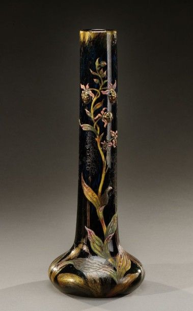Émile GALLÉ (1846-1904) Vase à panse renflée et long col droit cylindrique en verre...