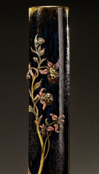 Émile GALLÉ (1846-1904) Vase à panse renflée et long col droit cylindrique en verre...